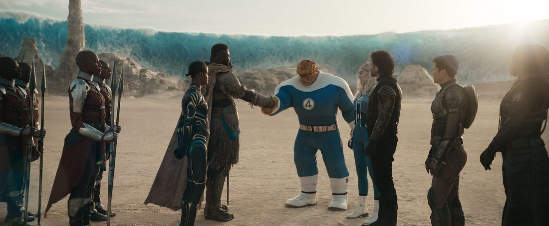 Krijgers van Wakanda met speren staan tegenover The Thing van de Fantastic Four in een woestijnvlakte, met een bevroren golf op de achtergrond.