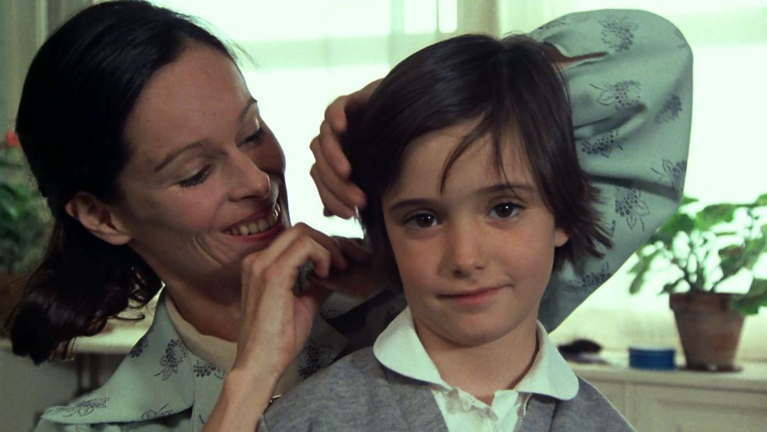 Scene uit Cría Cuervos (50th Anniversary).