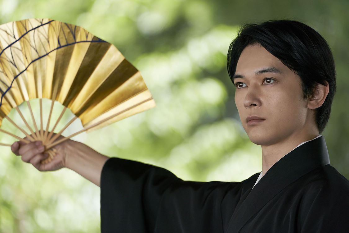 Scene uit Kokuho: een kabuki-acteur met een opengevouwen waaier.