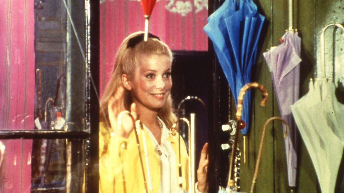 Scene uit Les Parapluies de Cherbourg.