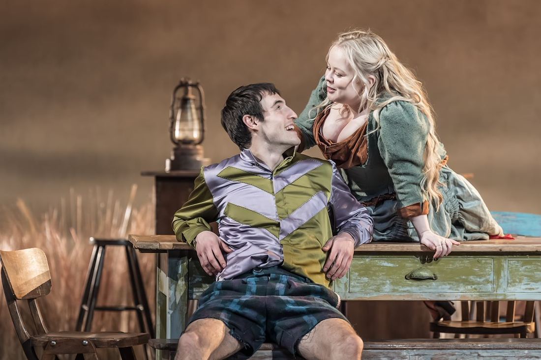 Scene uit NT Live 2026 - The Playboy of the Western World.